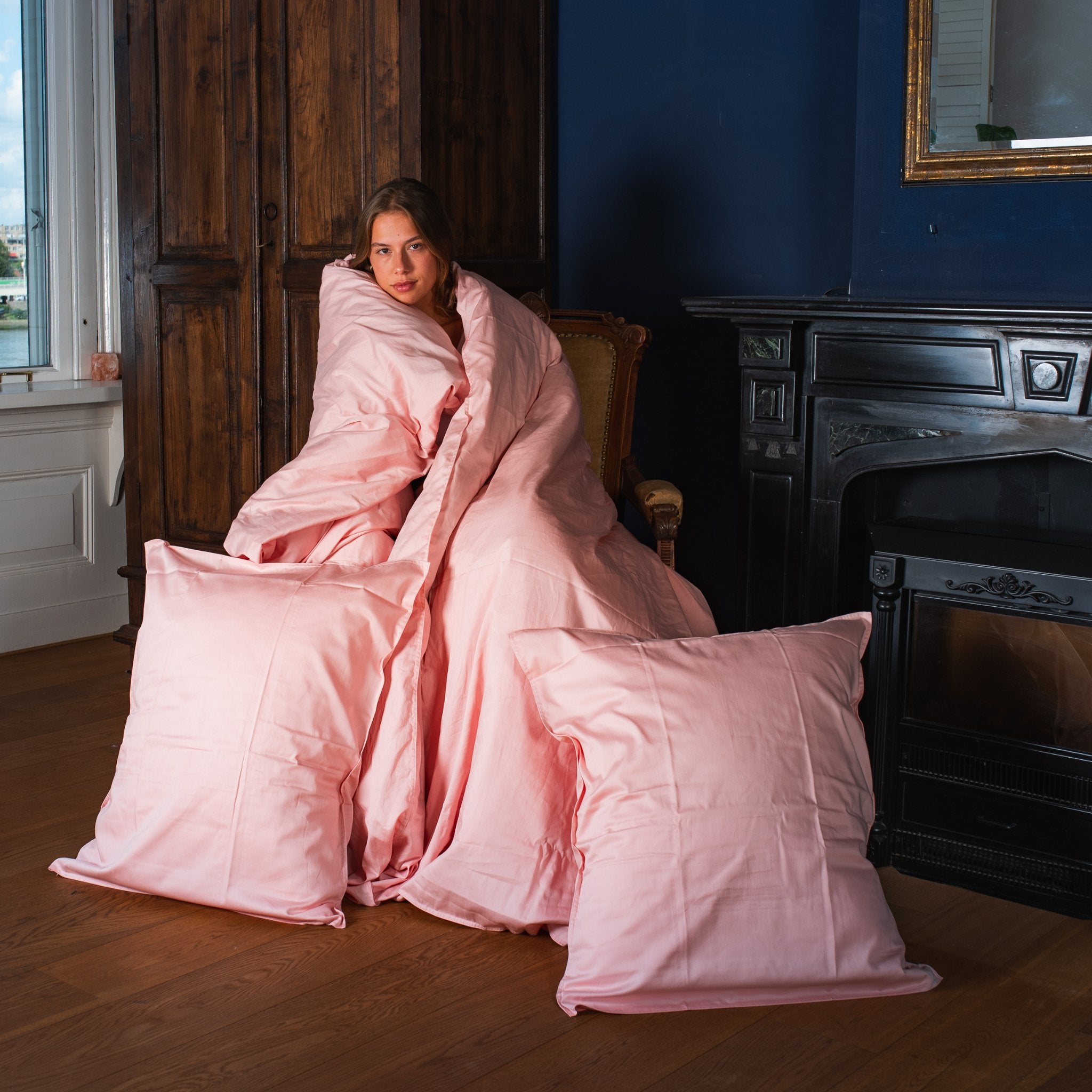 Dekbedovertrek katoen satijn roze met twee kussenslopen en een dekbedovertrek en een model van Wocha