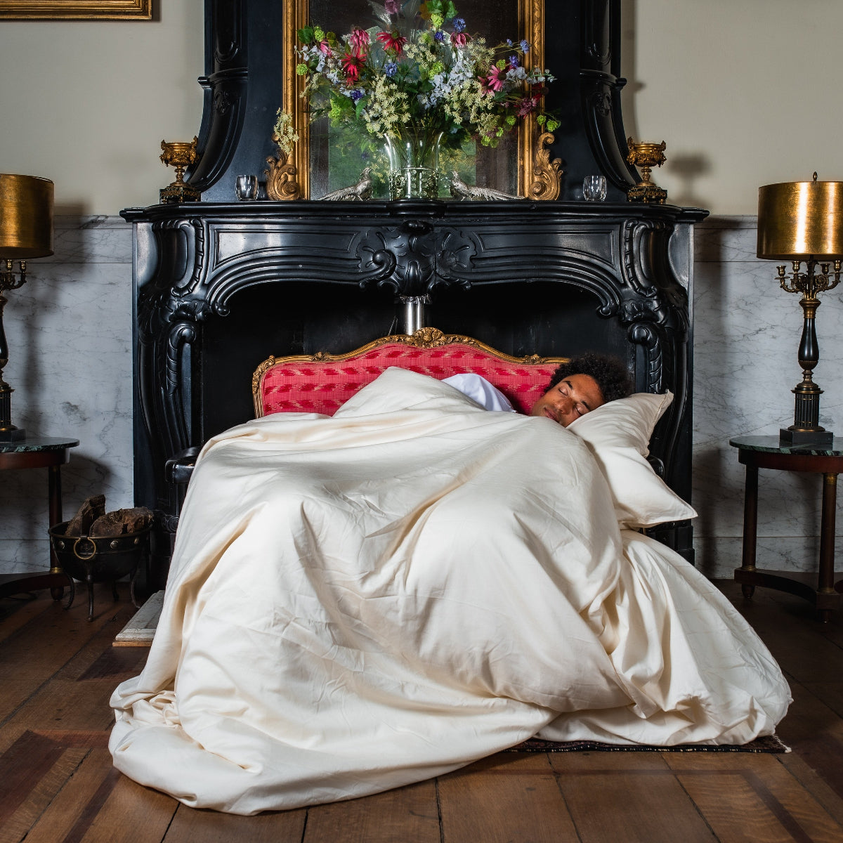 Jongen slapend met een Wocha Katoen satijnen Dekbedovertrek naturel kleur in een kleurrijke en stijlvolle kamer