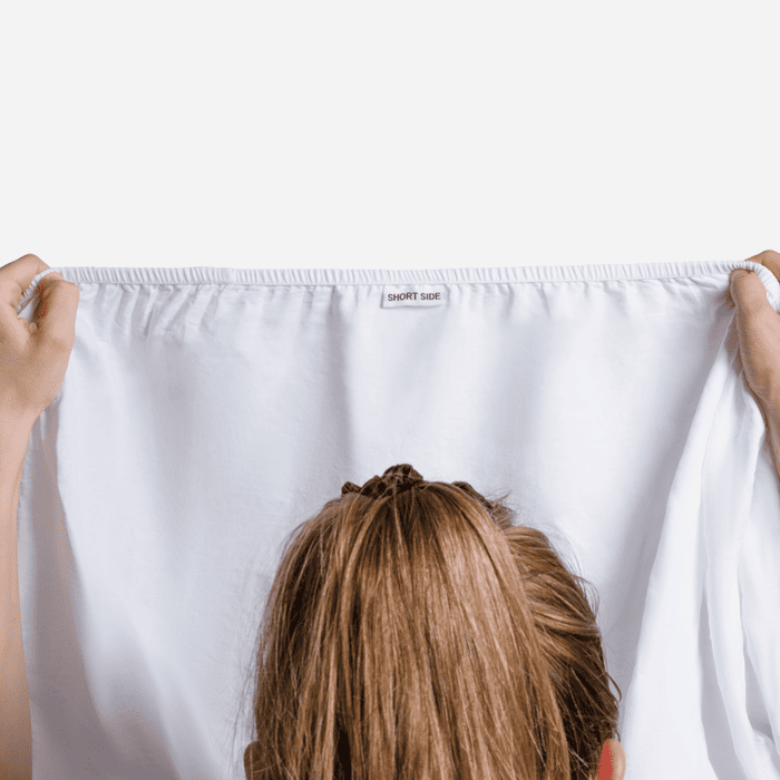 Hoeslaken katoen satijn wit met short side label | Wocha