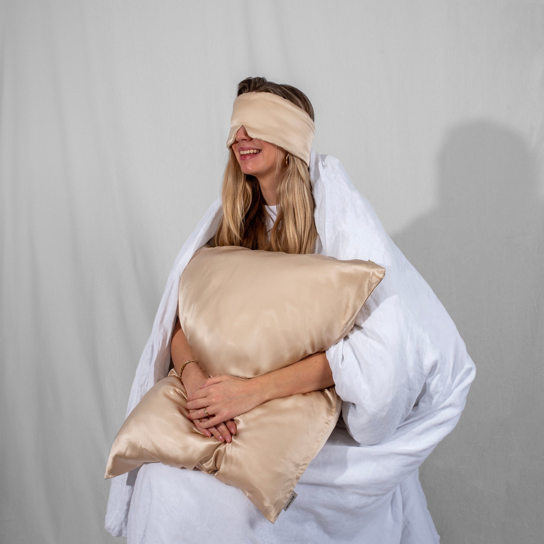 Bundel: Zijden kussensloop champagne & Slaapmasker champagne & Scrunchie Champagne - Zijden slaapmasker met verstelbare band – ultrazacht voor een verstoorde slaap