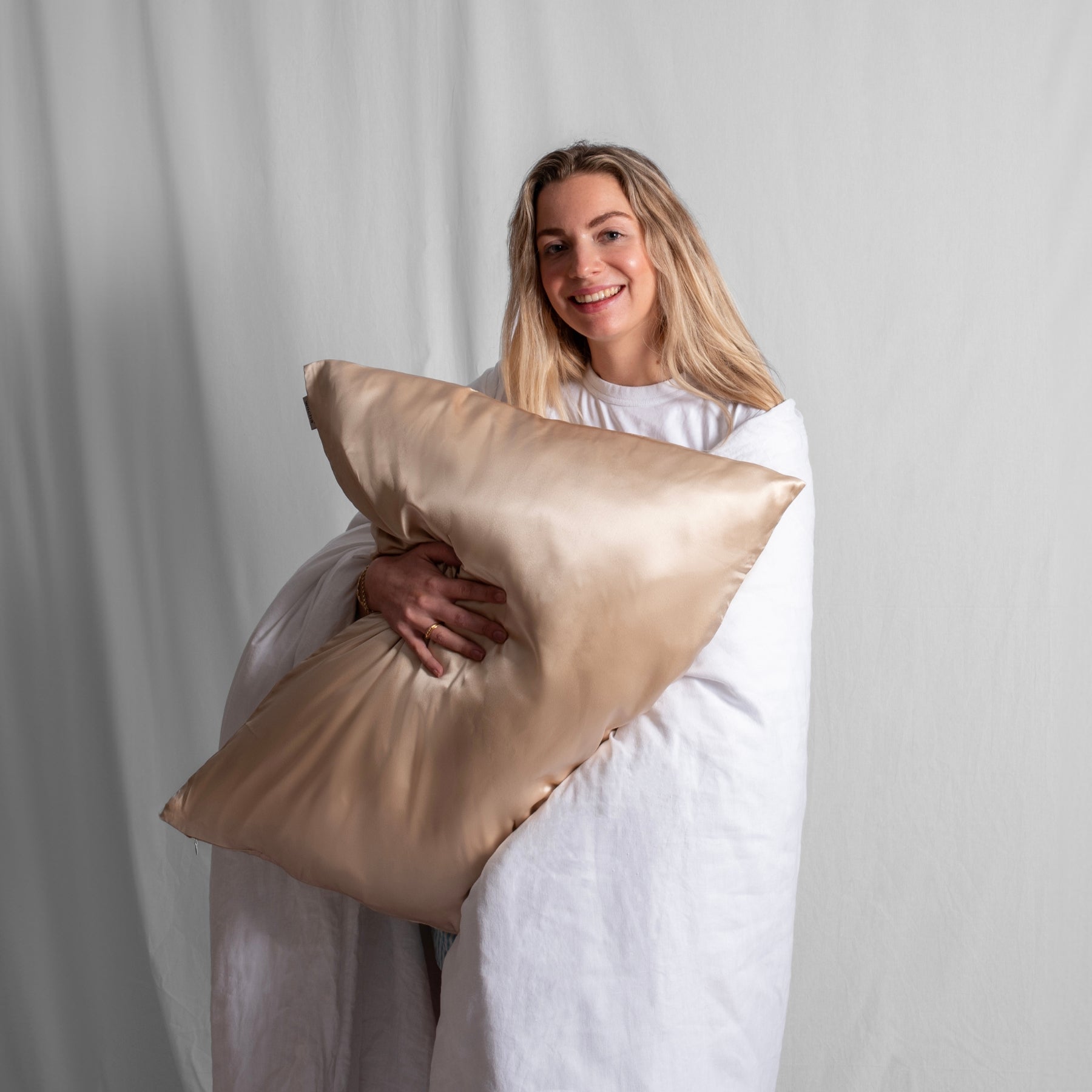 Bundel: Zijden kussensloop champagne & Slaapmasker Zwart & Scrunchie Champagne
Zijden slaapmasker met zijde van hoge kwaliteit – lichtblokkerend en geschikt voor gevoelige huid