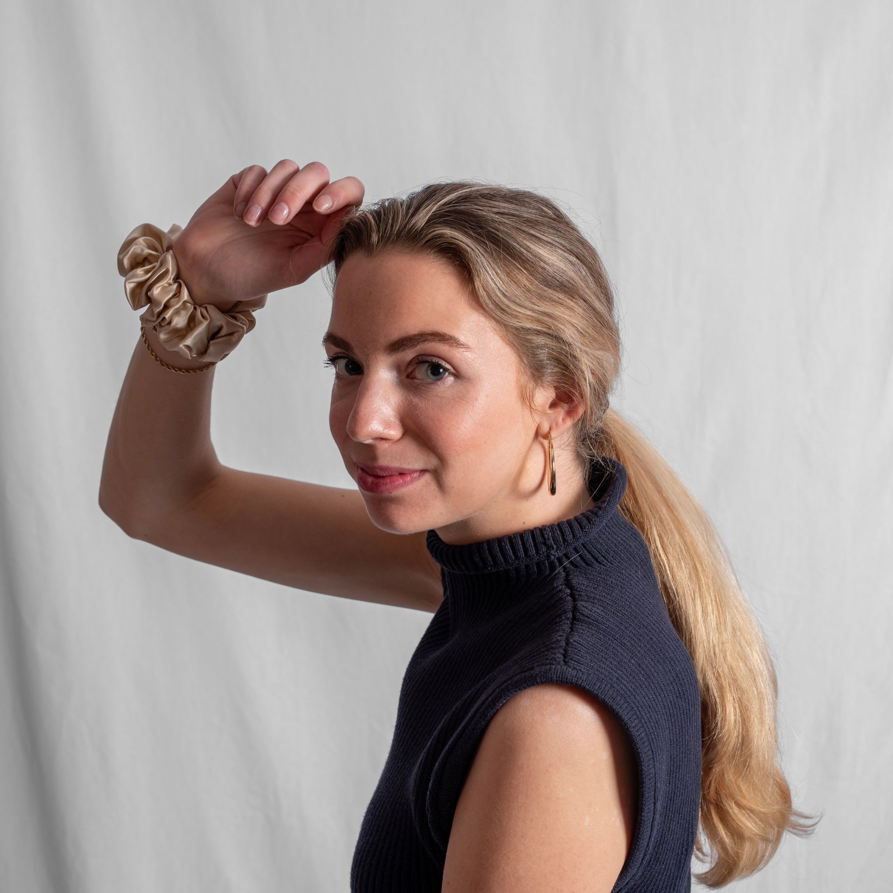 Bundel: Zijden kussensloop champagne & Slaapmasker Zwart & Scrunchie Champagne - Zijden slaapmasker met zijde van hoge kwaliteit – lichtblokkerend en geschikt voor gevoelige huid