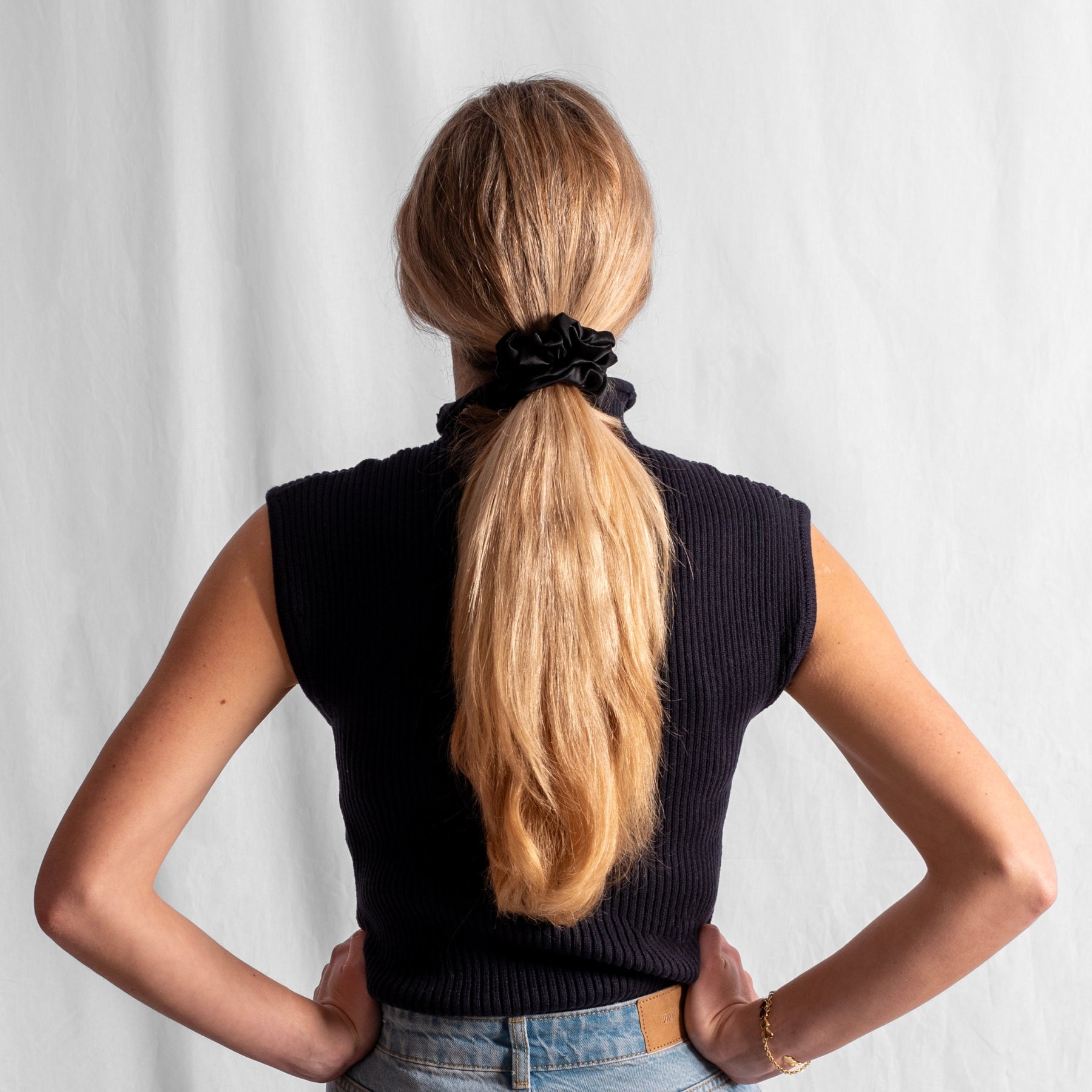 Bundel: Zijden kussensloop wit & Slaapmasker zwart & Scrunchie zwart
Zijden slaapmasker met zijde van hoge kwaliteit