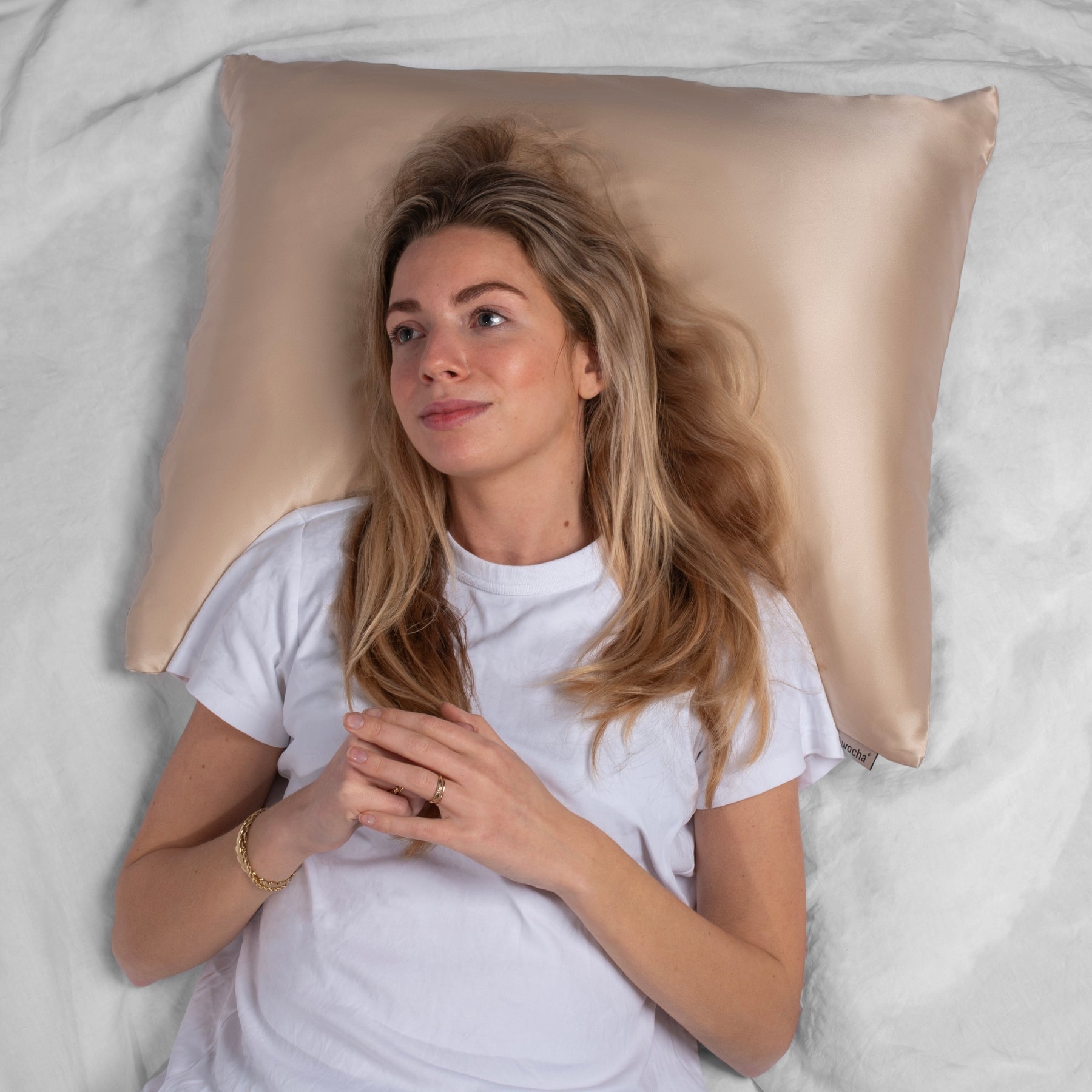 Bundel: Zijden kussenslopen (set van 2) champagne & Slaapmasker zwart - Linnen dekbedovertrekken in minimalistisch design – duurzaam en temperatuurregulerend